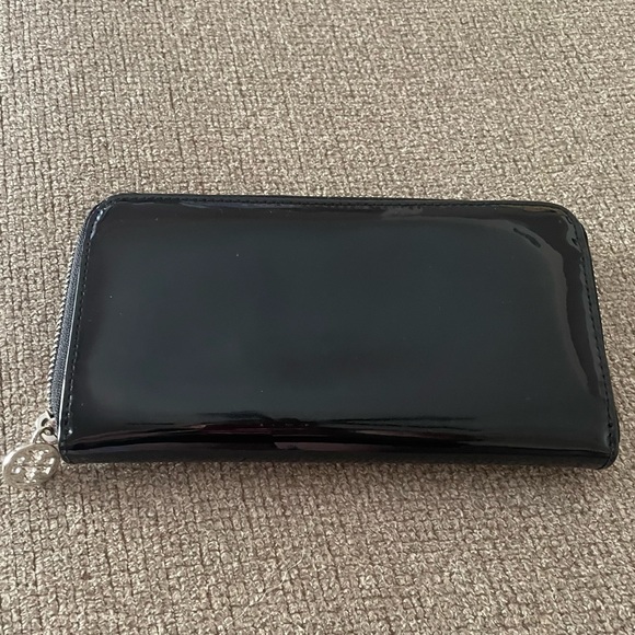 🎉HP🎉Tory Burch Patent Leather Continental Logo Zip Wallet in Black🖤 - Picture 9 of 10